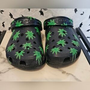 hemp leaf crocs Women 7 Men 5 Green Black